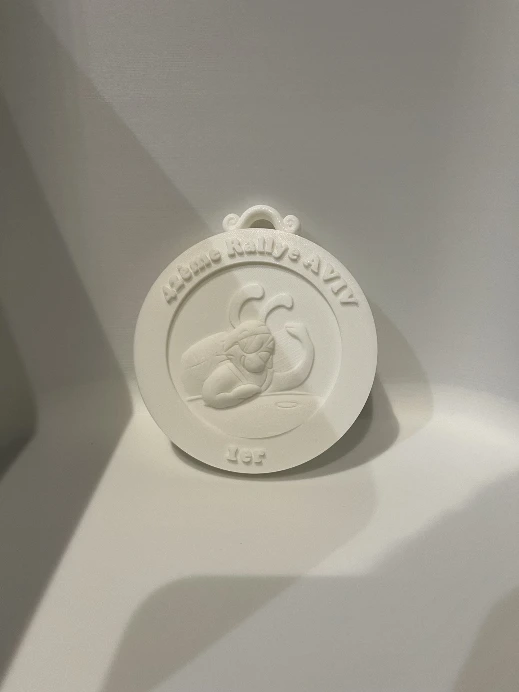 Médaille de course imprimée en 3D en PLA, motif en relief et anneau de ruban intégré