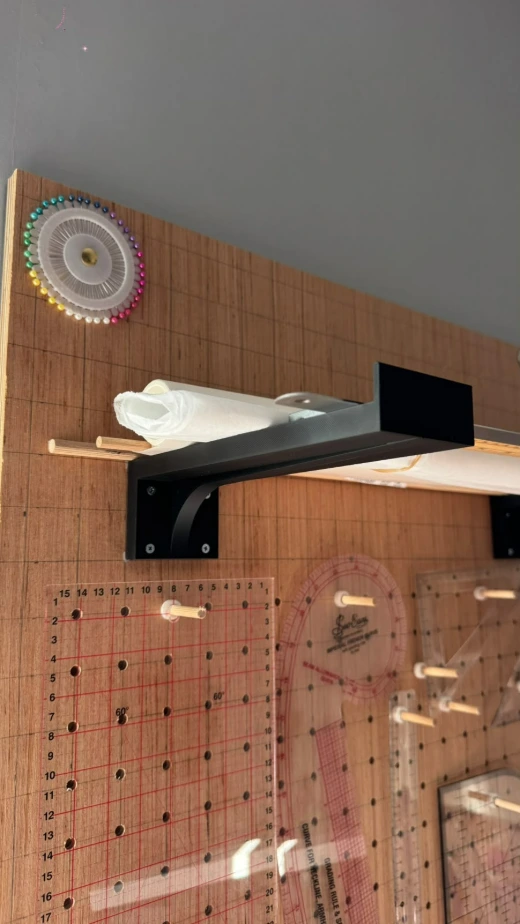 Supports muraux noirs imprimés en 3D pour rouleaux de papier ou de tissu